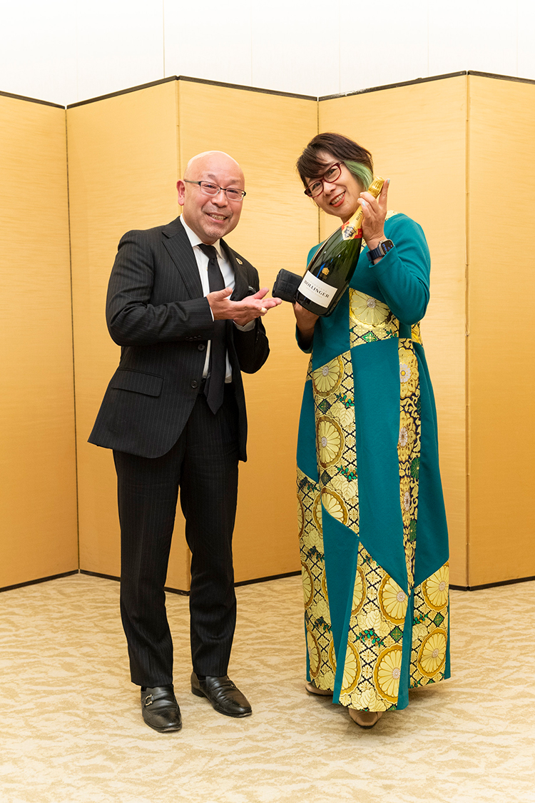 Mr Tomohiko Shimbo, Champagne Bollinger Japan Brand Ambassador, with the winner, Ms Noriko Toyoda, at the Auction