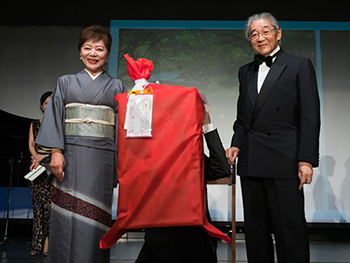 A guest who won a ruffle prize, a robot floor cleaner sponsored by Miele Japan Corporation